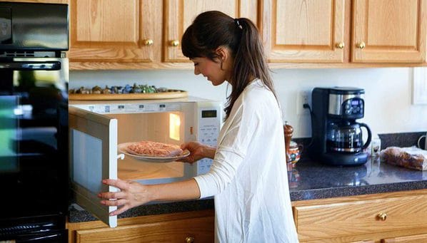 9 MISTAKES TO AVOID WHILE USING A MICROWAVE OVEN