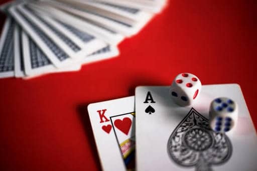 blackjack-cards-red-table