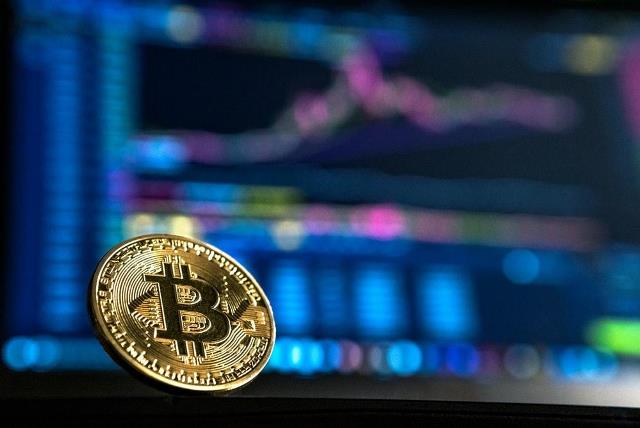 Bitcoin drops sharply, entering a new technical phase