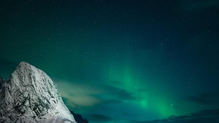 Embracing the Arctic Aurora A Travelers Guide 1