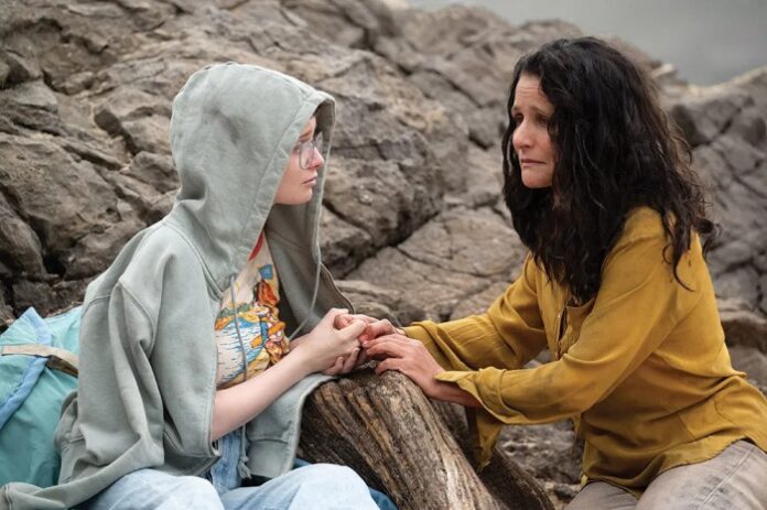 Julia Louis-Dreyfus and Lola Petticrew in 