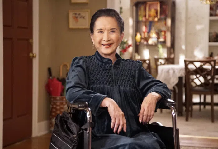 Lucille Soong as Tesss mother Grandma