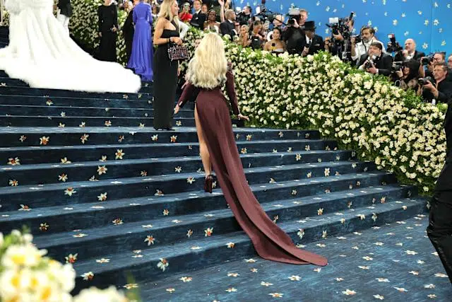 Sabrina Carpenter hit the Met Gala 2025 red carpet 4
