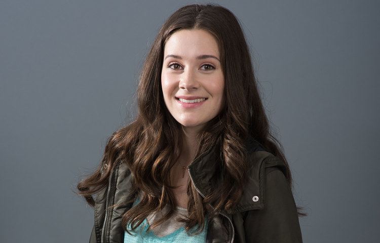 Natasha Calis as Emily in The Possession Movie